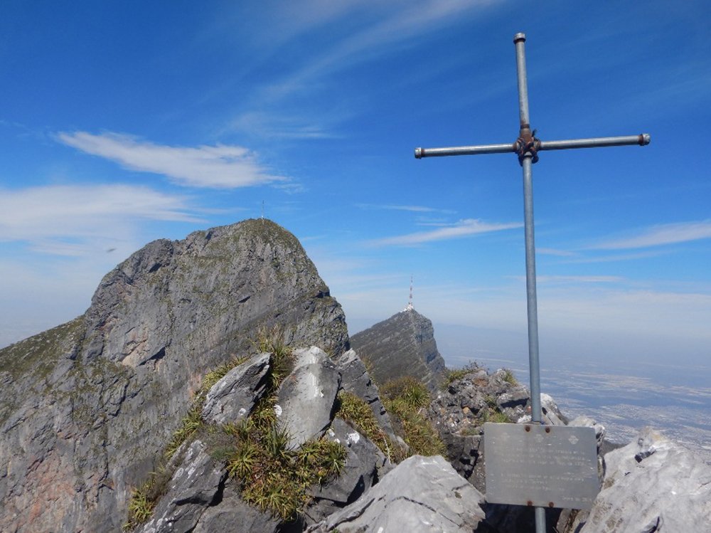 La Cruz Provisional en el Pico Condor
